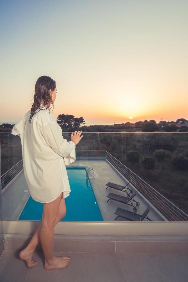 Io Luxury Pool & Hot Tub Suites Превеза Екстериор снимка