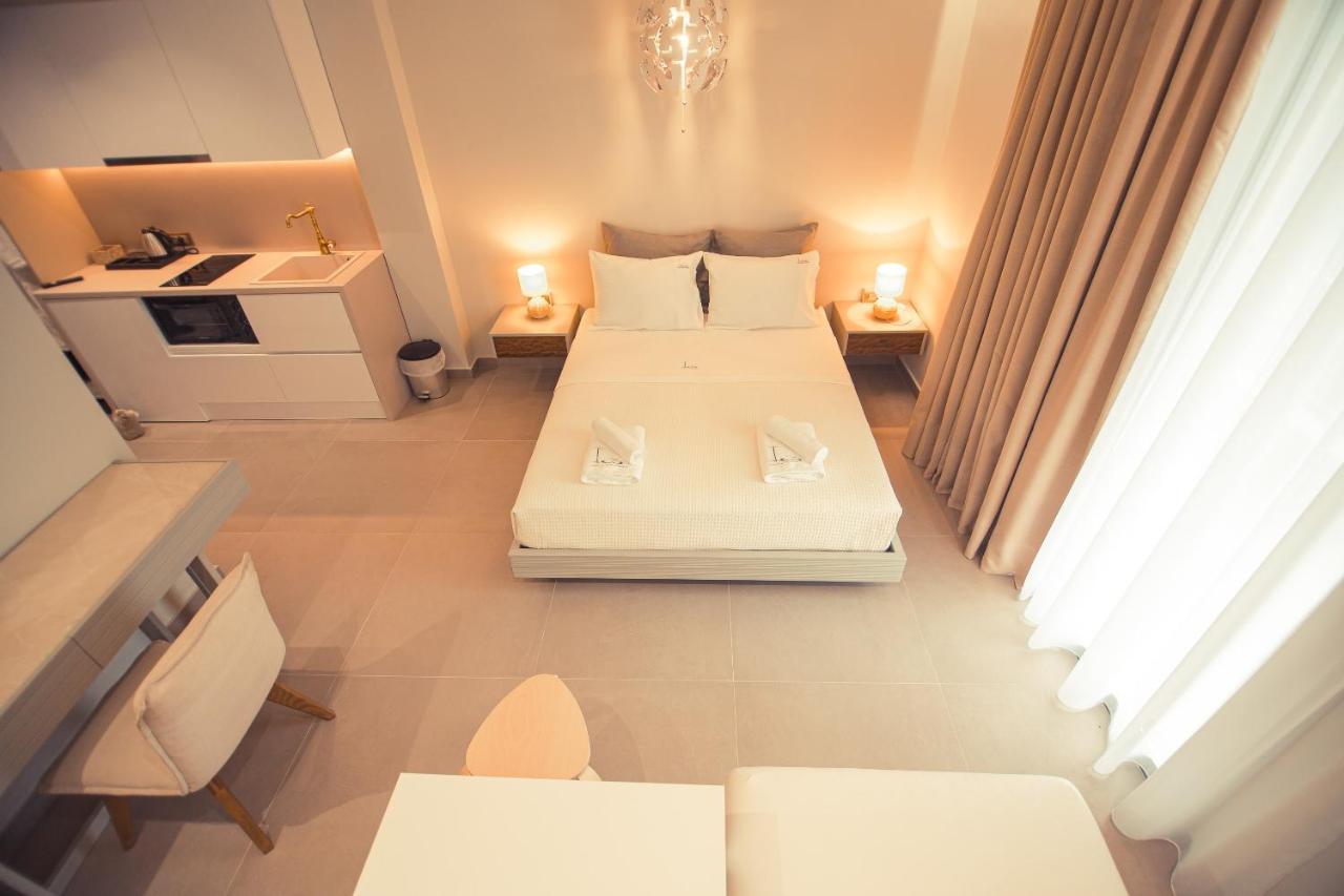 Io Luxury Pool & Hot Tub Suites Превеза Екстериор снимка