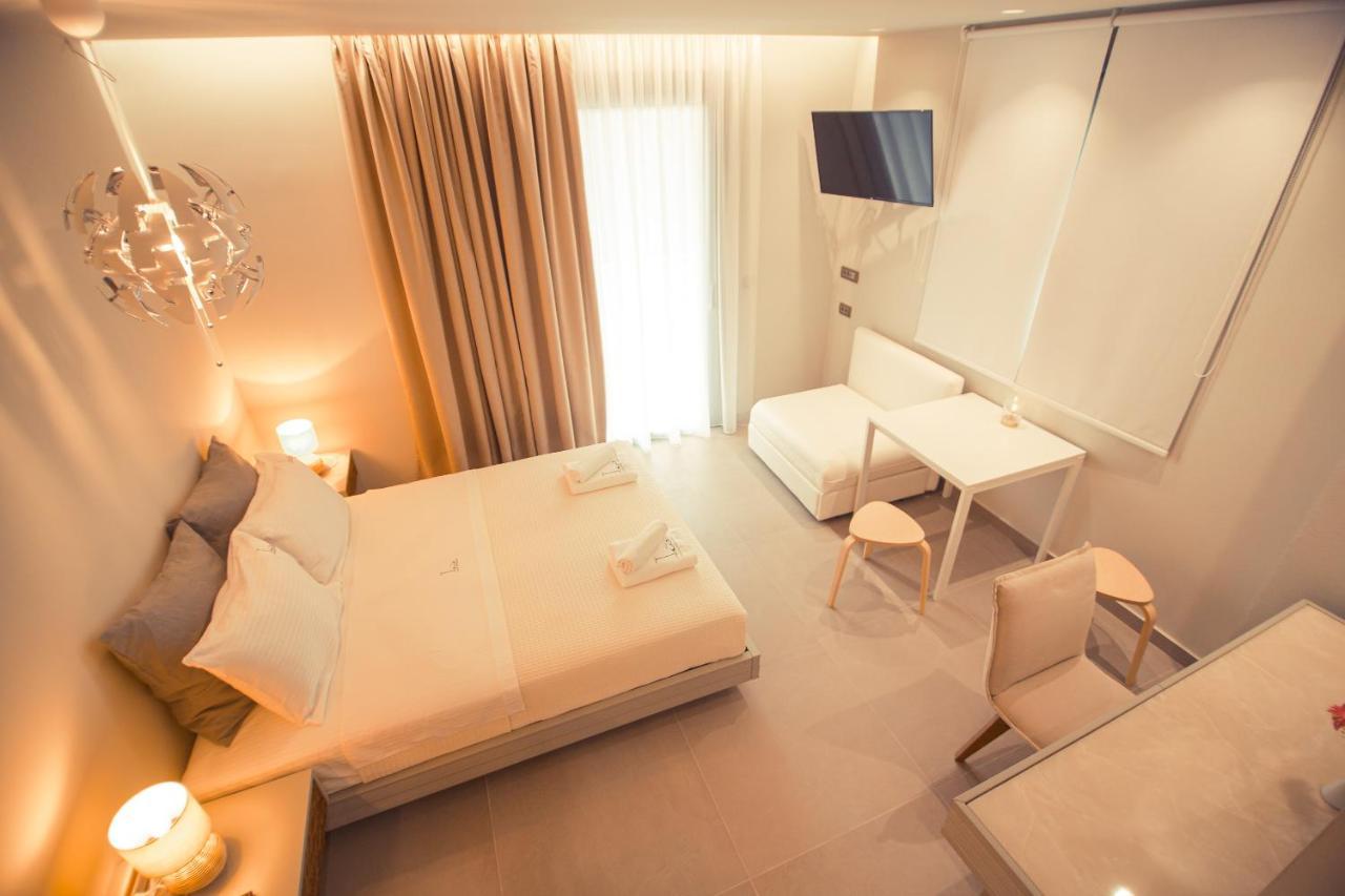 Io Luxury Pool & Hot Tub Suites Превеза Екстериор снимка