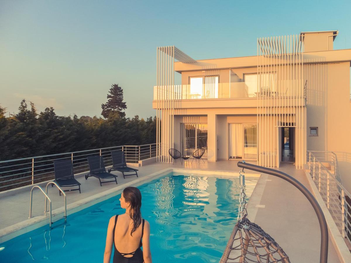 Io Luxury Pool & Hot Tub Suites Превеза Екстериор снимка