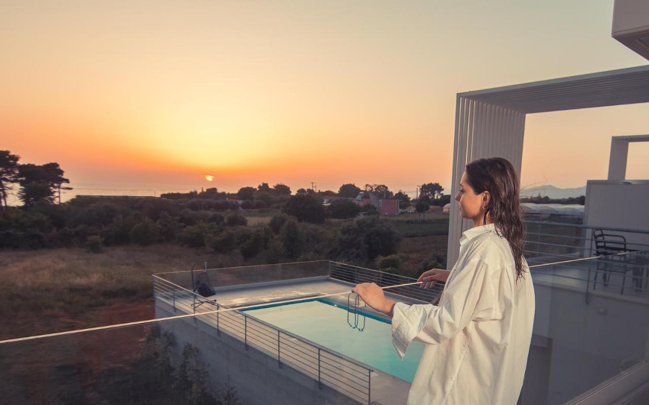 Io Luxury Pool & Hot Tub Suites Превеза Екстериор снимка