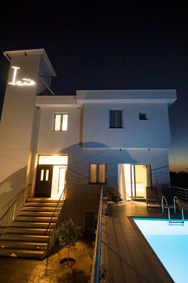 Io Luxury Pool & Hot Tub Suites Превеза Екстериор снимка