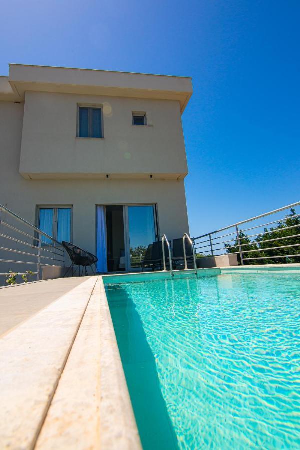 Io Luxury Pool & Hot Tub Suites Превеза Екстериор снимка