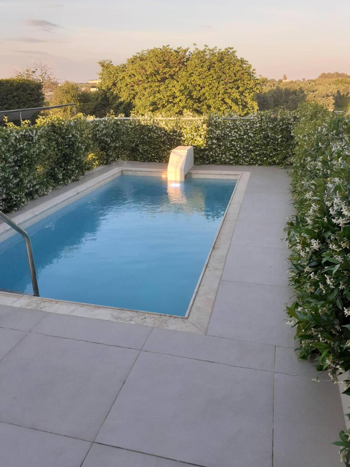 Io Luxury Pool & Hot Tub Suites Превеза Екстериор снимка